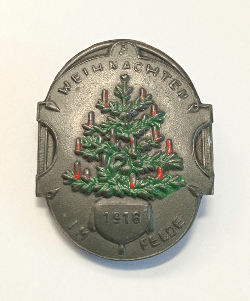 K.u.K. Kappenabzeichen 3. Weihnachen im Felde 1916 - kolorierter Weihnachtsbaum - Christbaum Selten !!